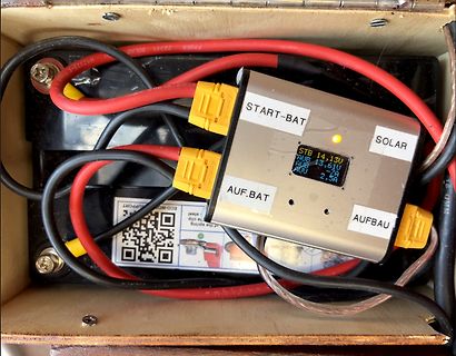 Batterieüberwachung mit Display und Verkabelung