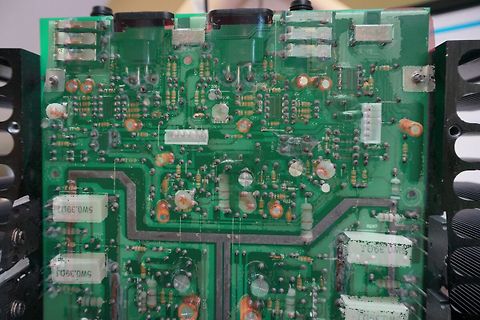 Nahaufnahme einer grünen Leiterplatte mit elektronischen Bauteilen