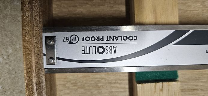 Nahaufnahme eines Metalllineals auf Holz
