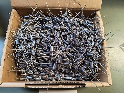 Karton voller Elektrolytkondensatoren