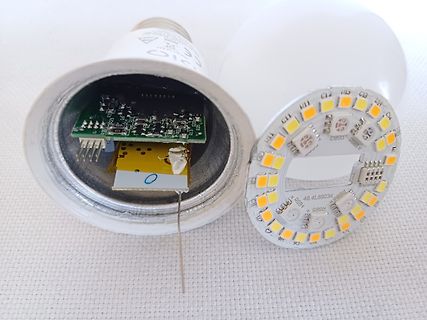 Zerlegte LED-Glühbirne mit sichtbarer Elektronik