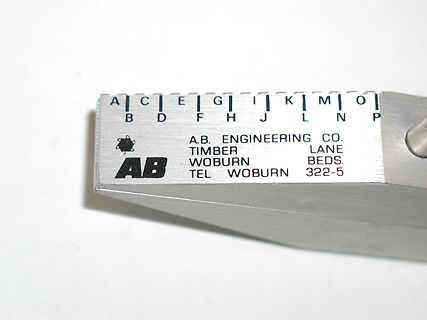 Metallischer Messschieber mit Firmenaufdruck