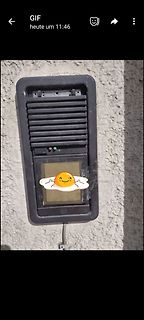 Türsprechanlage mit Display und Emoji-Aufkleber