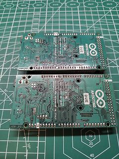 Zwei Arduino Due Leiterplatten auf Schneidematte