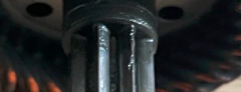 Nahaufnahme von Metallstiften oder Kontakten