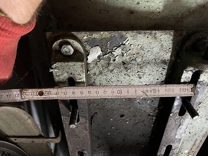 Maßband an Metallbauteil