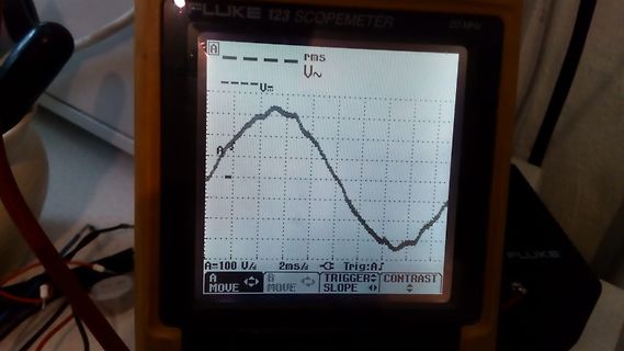 Display eines Fluke 123 Scopemeters mit Sinuswelle