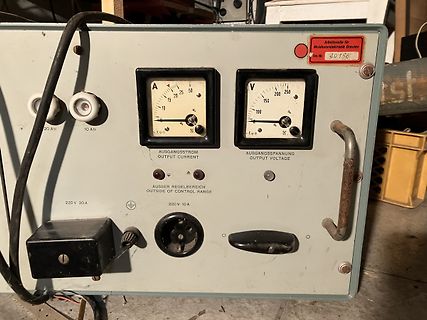 Labornetzteil mit Analoganzeigen