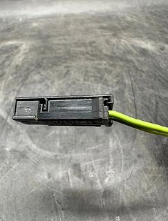 Elektrischer Steckverbinder mit grünem Kabel