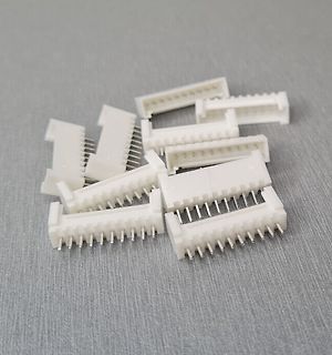 Mehrere weiße Stiftleisten-Stecker