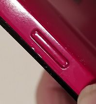 Nahaufnahme einer pinkfarbenen Gehäuseoberfläche