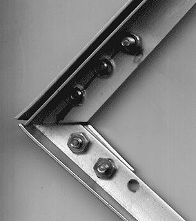 Metallwinkel mit Schrauben und Muttern