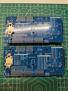 Zwei Leiterplatten mit GPIO-Beschriftung