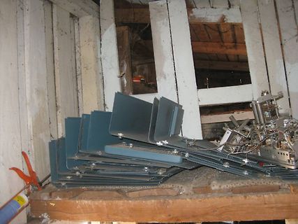 Stapel grauer Metallwinkel auf Holzbrett