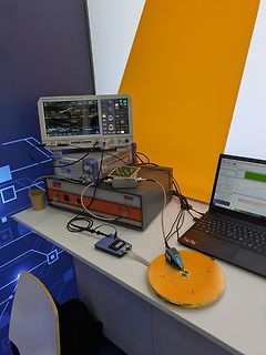 Elektronischer Messaufbau mit Oszilloskop und Laptop