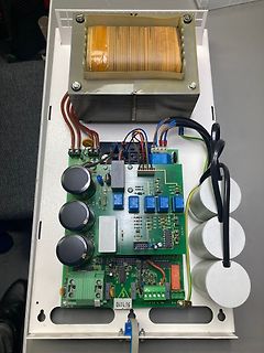 Innenansicht eines Netzteils mit Transformator und Leiterplatte