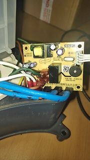 Foto einer Leiterplatte mit elektronischen Bauteilen