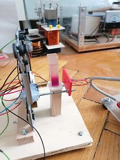 Experimenteller Versuchsaufbau mit Spulen und Flüssigkeit