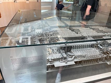 Modell eines Z1 Computers in einer Vitrine