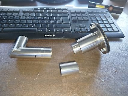 Metallteile und Tastatur auf Tisch