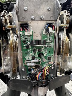 Leiterplatte in einem Metallgehäuse mit Kabeln