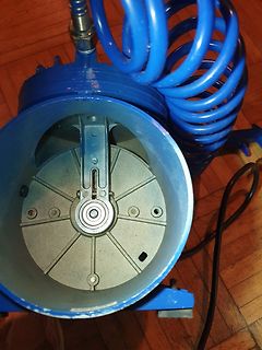 Innenansicht eines blauen Geräts mit Spiralschlauch