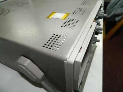 Graues Metallgehäuse eines elektronischen Geräts
