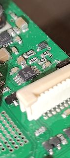 Nahaufnahme einer Leiterplatte mit elektronischen Bauteilen