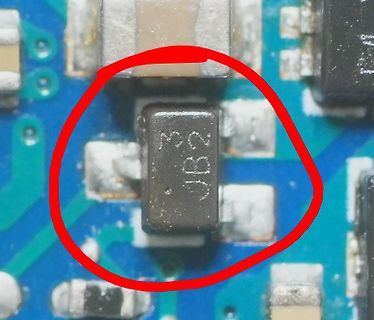 Makroaufnahme eines SMD-Bauteils auf einer Leiterplatte