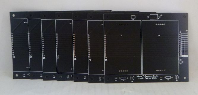 Mehrere schwarze Leiterplatten mit Bestückungsdruck