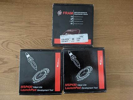 Drei Schachteln von Texas Instruments MSP430 Development Tools