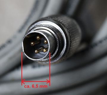 Stecker mit vier Pins und Maßangabe
