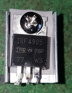 Leistungs-MOSFET IRF4905 auf Kühlkörper