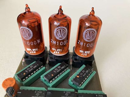 Elektronikbauteile mit Vakuumröhren auf Leiterplatte