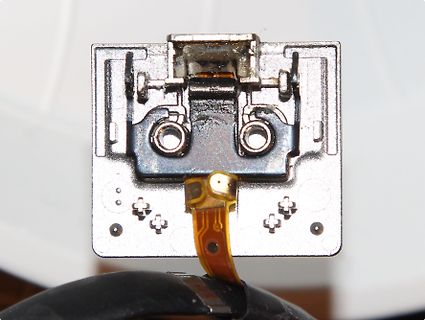 Nahaufnahme eines elektronischen Bauteils mit Flexkabel
