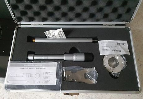 Dreipunkt-Innenmikrometer im Koffer