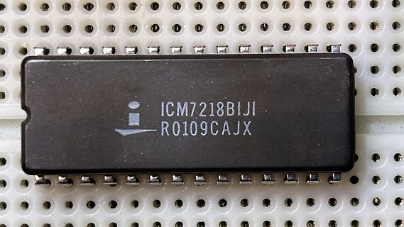 Integrierter Schaltkreis ICM7218B auf Lochrasterplatine