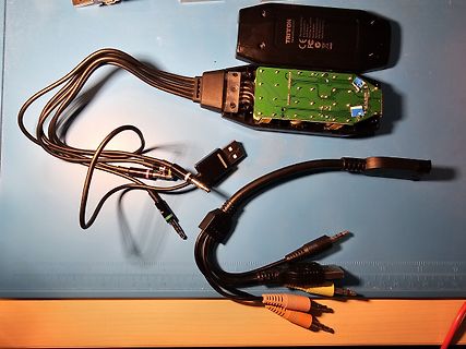 Zerlegtes Elektronikgerät mit Kabeln und Leiterplatte