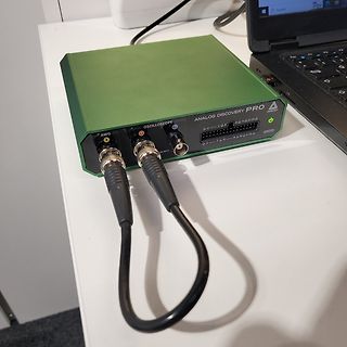 Analog Discovery Pro Messgerät mit Kabeln