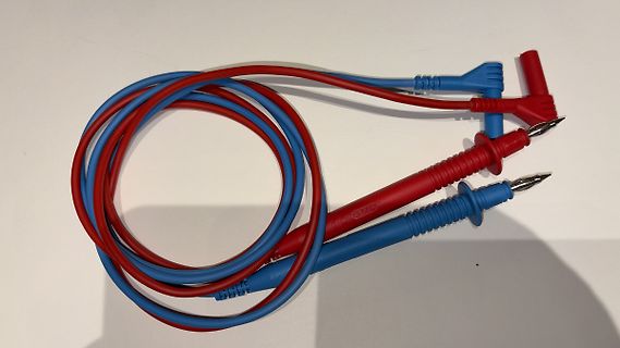 Messleitungen mit Krokodilklemmen und Tastköpfen