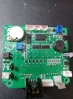 Foto einer grünen Leiterplatte mit elektronischen Bauteilen