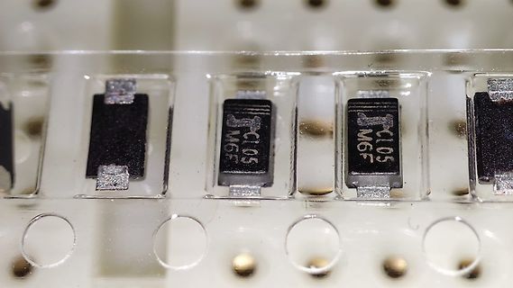 Nahaufnahme von SMD-Bauteilen in einer Verpackung