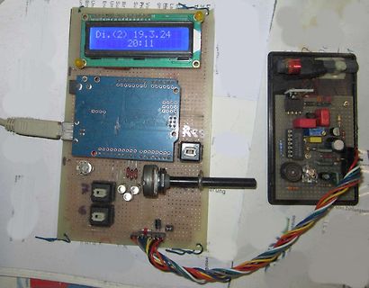 Elektronik-Aufbau mit LCD-Display und Netzteil