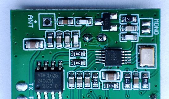 Nahaufnahme einer grünen Leiterplatte mit elektronischen Bauteilen