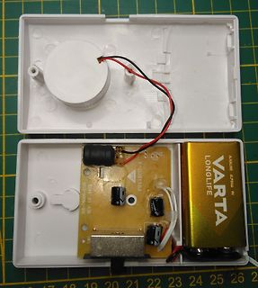 Geöffnetes Elektronikgerät mit Leiterplatte und Batterie