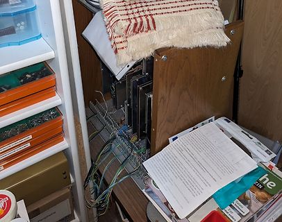 Offenes Netzteil mit Kabeln und Dokumenten