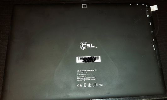 Rückseite eines CSL-Laptops mit Anschlüssen