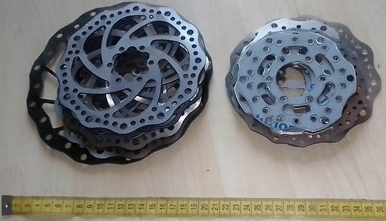 Stapel von Metall-Bremsscheiben und Lineal