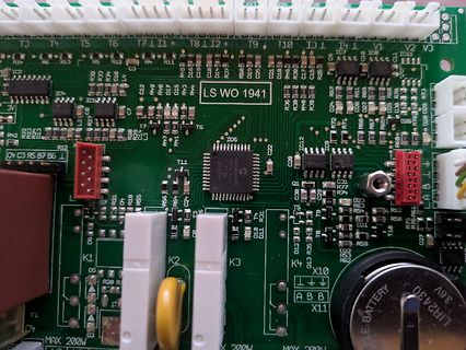 Nahaufnahme einer Leiterplatte mit elektronischen Bauteilen