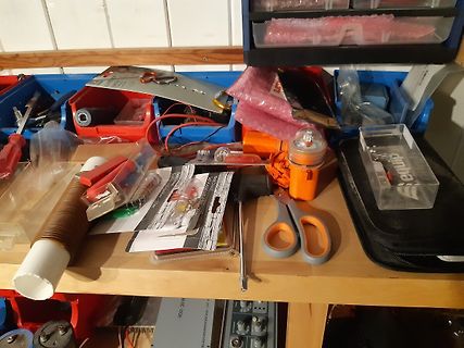 Werkstatt mit Werkzeugen und Kleinteilen